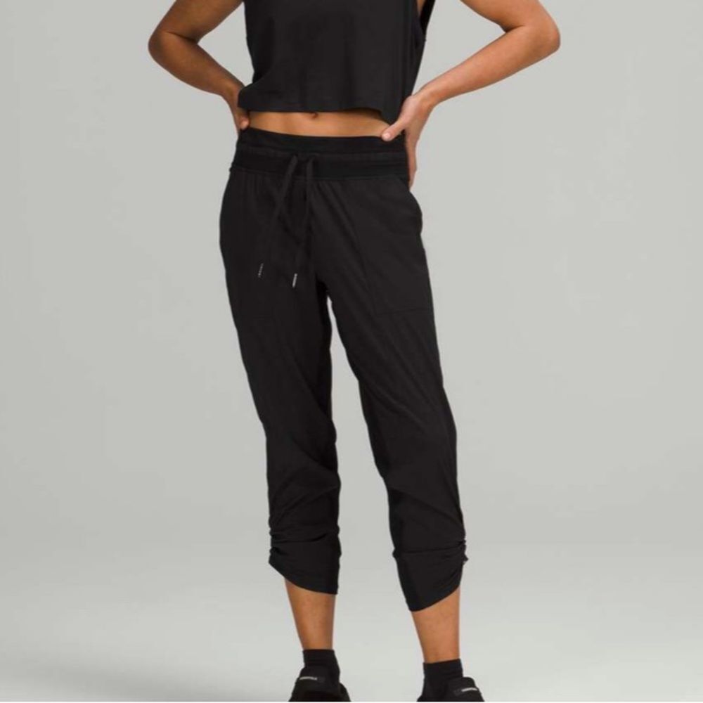 Lululemon Dance Studio Mid-Rise Crop 25"
Black 10